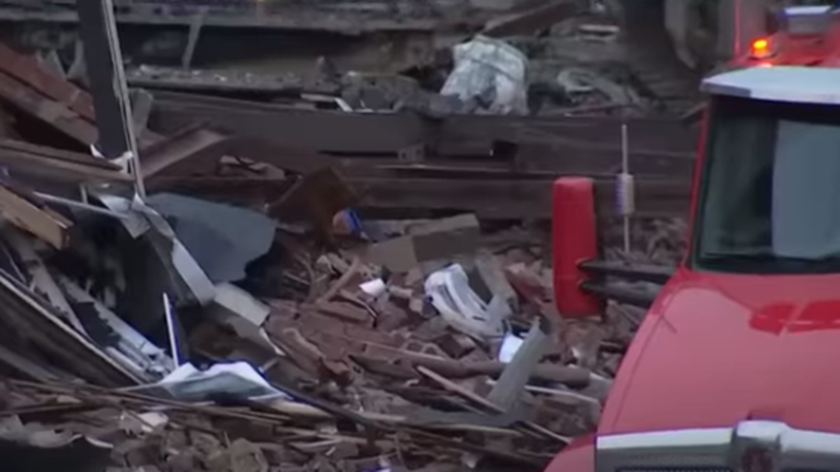Un quinto cuerpo ha sido recuperado del lugar donde se produjo una fuerte explosión en una fábrica de chocolate en una pequeña localidad del este de Pensilvania. Otras dos personas seguían sin ser localizadas el domingo.
