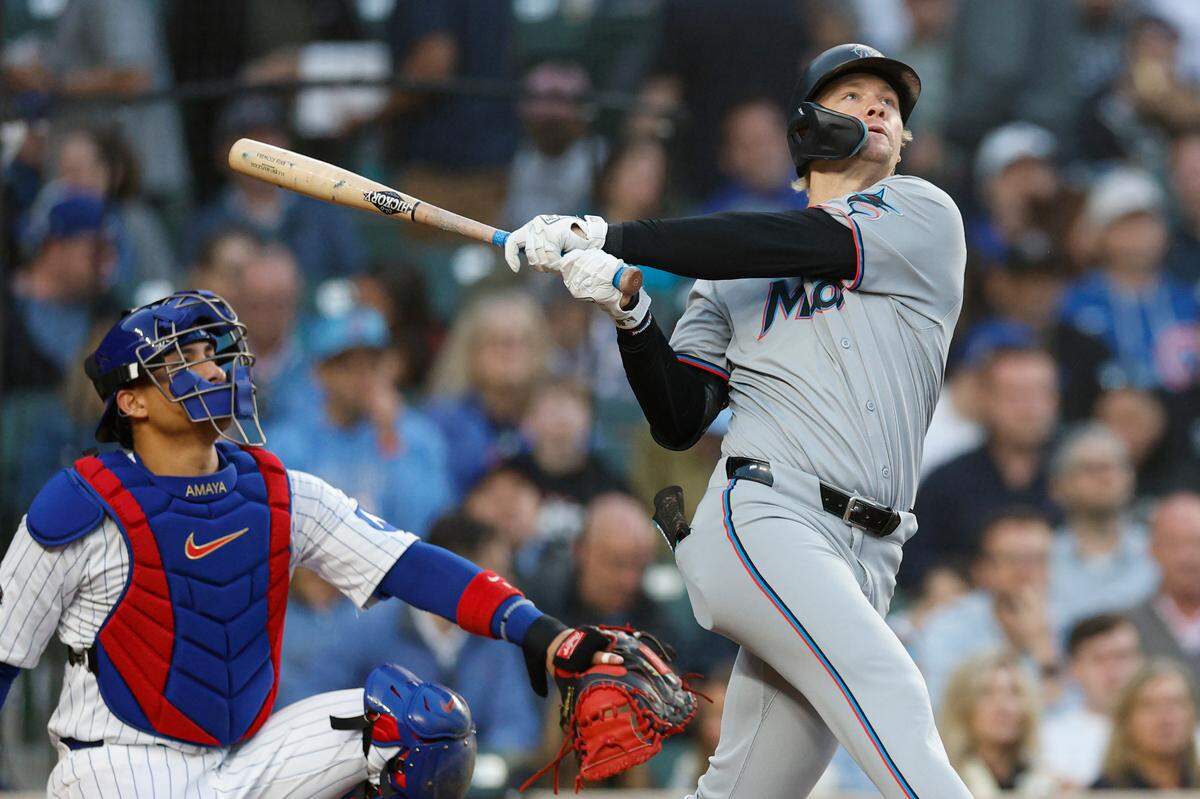 El jardinero de los Marlins de Miami Kyle Stowers pega un jonrón en el cuarto inning del partido ante los Cachorros, celebrado el 14 de mayo de 2025 en Chicago.