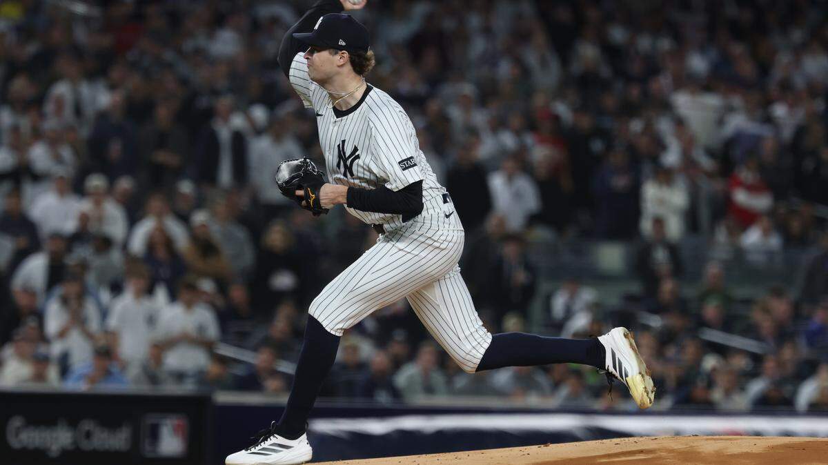 2 de octubre de 2025; Bronx, Nueva York, EE. UU.; El lanzador de los Yankees de Nueva York, Cam Schlittler (31), lanza al plato en la primera entrada contra los Medias Rojas de Boston durante el tercer juego de la ronda de comodines de los playoffs de la MLB de 2025 en el Yankee Stadium. Crédito obligatorio: Vincent Carchietta-Imagn Images