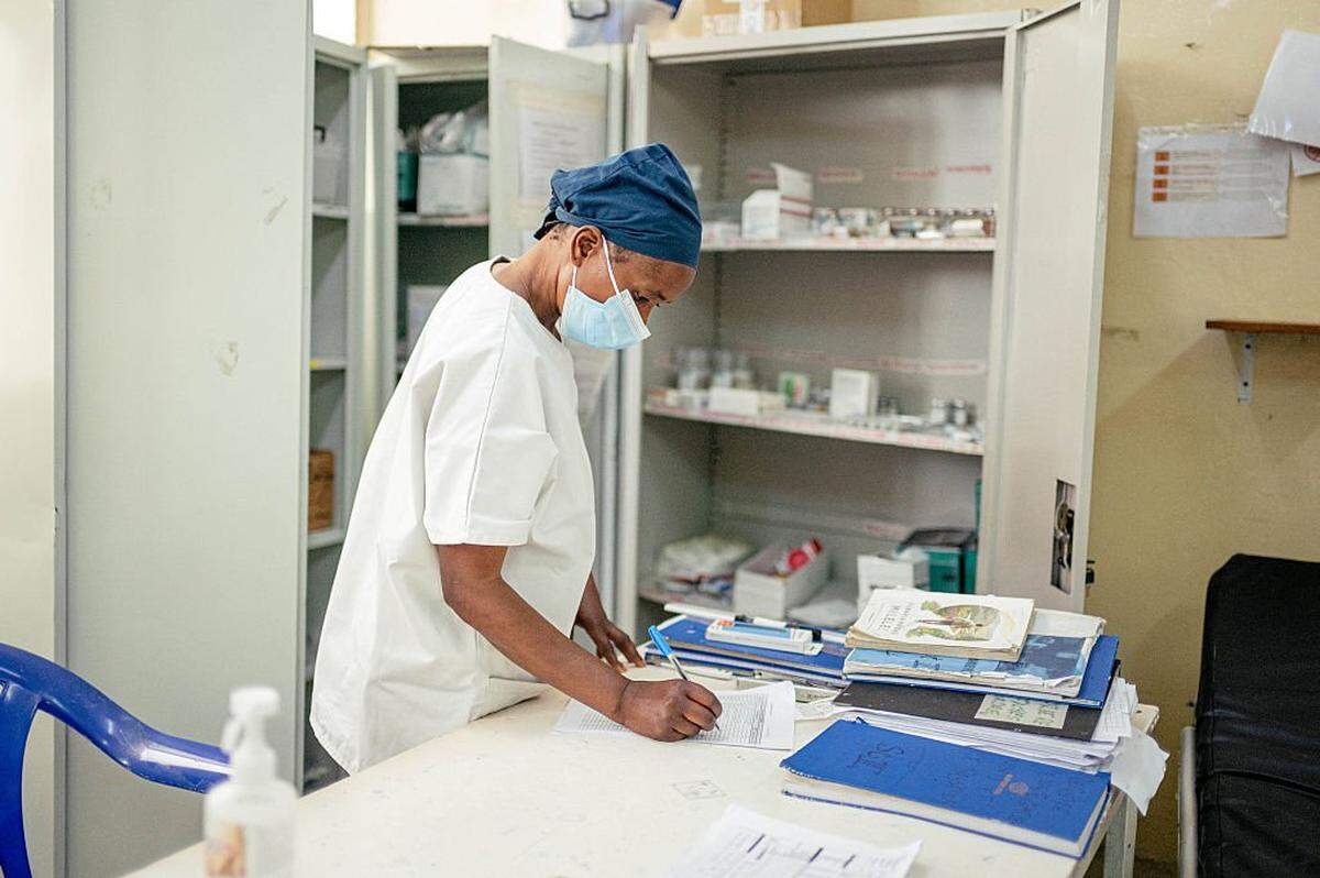 Una enfermera completa un formulario de informe médico tras monitorear a los pacientes y registrar información relacionada con su estado de salud en el Hospital CBCA de Goma, apoyado por el Comité Internacional de la Cruz Roja (CICR), el 14 de mayo de 2026.