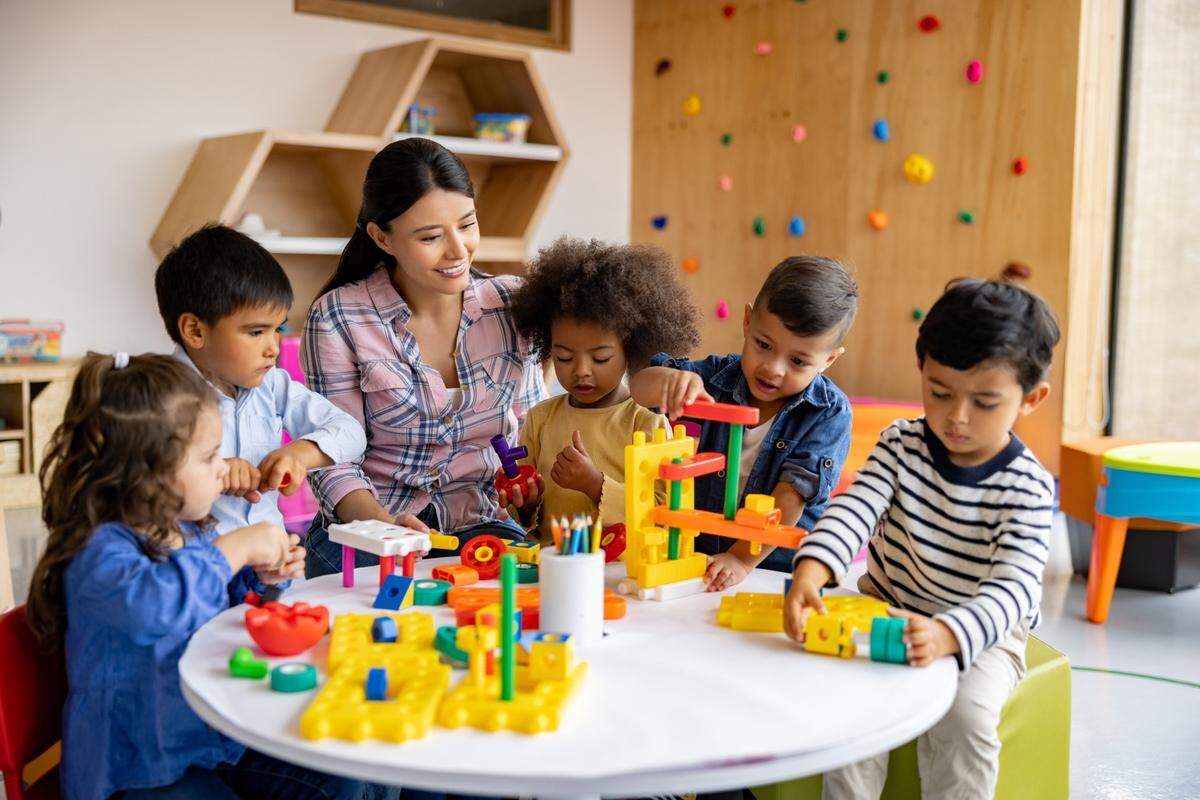 Los tutores del programa Florida Early Learning Corps trabajan con los maestros para ayudar a los niños en edad preescolar a desarrollar las habilidades para la escuela.