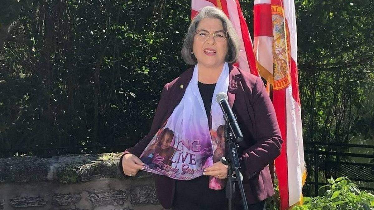 La alcaldesa del Condado Miami-Dade, Daniella Levine Cava, cuando pronunciaba su alocución del estado del condado el 31 de enero de 2022. El 18 de febrero anunció que había dado positivo al COVID-19.