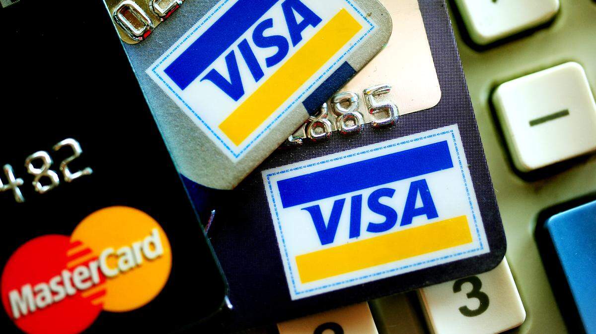 USCIS continuará aceptando cheques impresos y giros postales hasta el 28 de octubre de 2025, pero después solo aceptará transacciones de débito o pagos con tarjeta de crédito por trámites migratorios. 