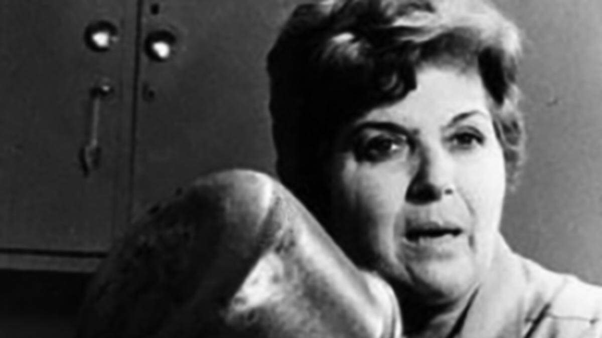 Nitza Villapol presentó en la televisión cubana el programa Cocina al minuto durante más de cuatro décadas. El primer libro de recetas y consejos del mismo nombre se publicó en 1950 y desde entonces se ha reeditado en numerosas ocasiones. Ahora se publicarán dos nuevos volúmenes de Cocina al minuto en Miami, con el sello de Penguin Random House.