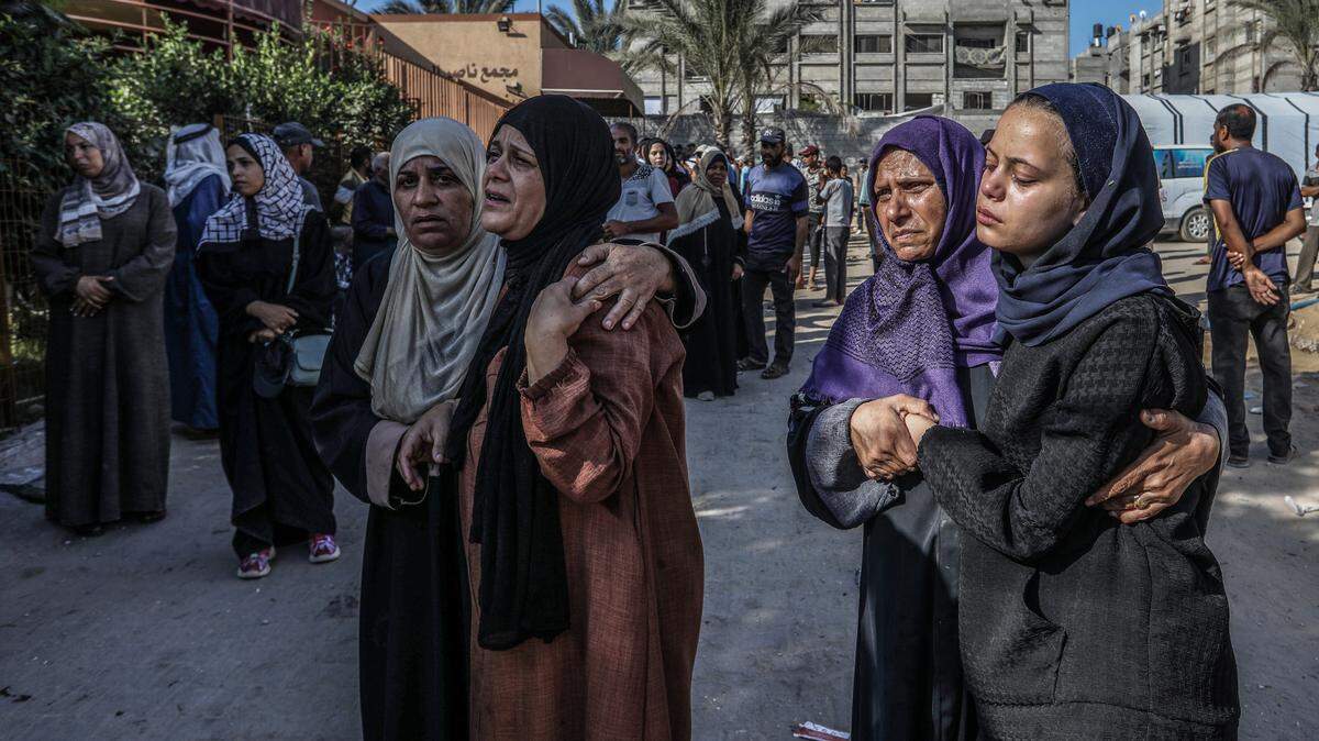 Varias mujeres palestinas lloran la muerte de sus familiares en Jan Yunis, en el suroeste de Gaza, el miércoles 10 de julio de 2024.
