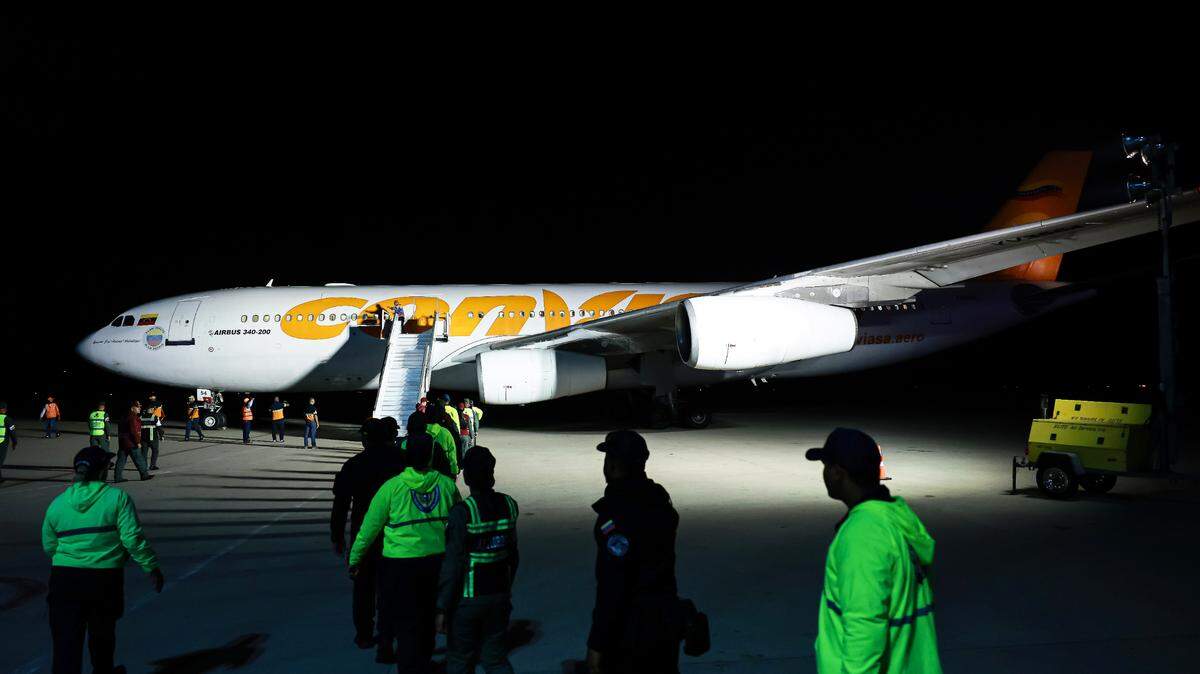 Fuerzas de seguridad se encuentran frente al avión a la llegada de un vuelo de repatriación de venezolanos deportados desde Estados Unidos al Aeropuerto Internacional Simón Bolívar, en Maiquetía, Venezuela, el 28 de marzo de 2025. Las repatriaciones forman parte de un acuerdo firmado por los gobiernos de Estados Unidos y Venezuela en enero de este año. También forman parte del plan de la administración Trump para deportar a millones de migrantes que presuntamente se encuentran ilegalmente en Estados Unidos.