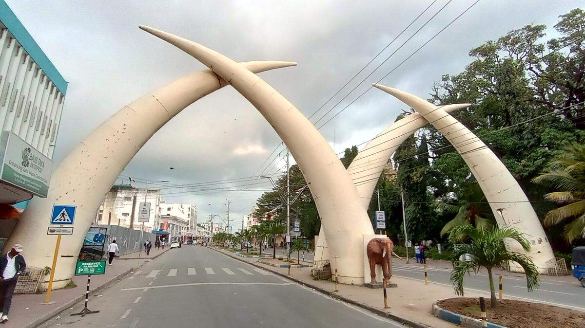 “Colmillos de Mombasa”, una escultura-monumento levantado por el gobierno británico en 1952.