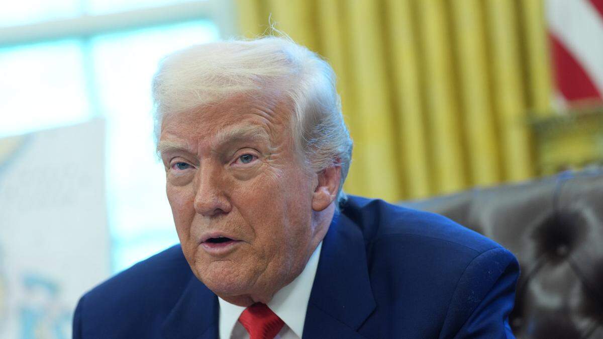 El presidente Donald Trump responde preguntas de los reporteros en la Oficina Oval de la Casa Blanca, Washington, DC, el miércoles 9 de abril de 2025.