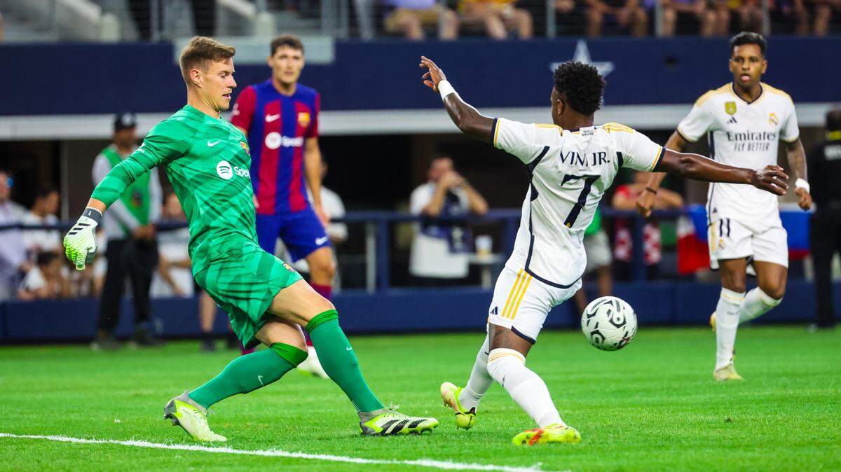 El portero del FC Barcelona Marc-Andre ter Stegen (1) despeja el balón ante la llegada del delantero del Real Madrid Vinicius Junior (7) en el estadio 29 de julio de 2023 en un amistodos en el AT&T. Stradium, en Arlington, Texas, Estados Unidos;