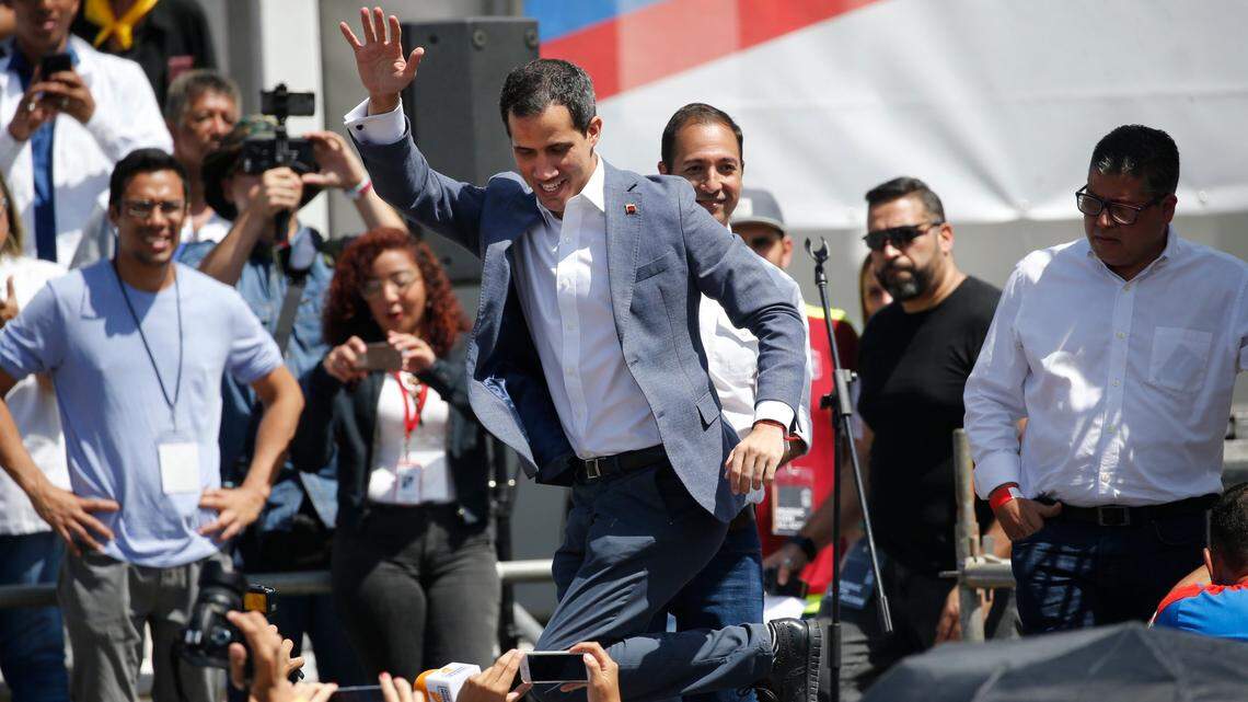 El presidente interino de Venezuela, Juan Guiado, saluda a la multitud durante un evento para jurar a enfermeras, médicos, profesionales y otros, como el grupo que ayudará con la llegada y distribución de ayuda humanitaria en Venezuela, en Caracas, Venezuela, sábado, febrero 16, 2019. La Fuerza Aérea de los EE. UU. Ha comenzado a enviar toneladas de ayuda a un pueblo colombiano en la frontera con Venezuela como parte de un esfuerzo destinado a socavar al presidente socialista Nicolás Maduro. El primero de los tres aviones de carga C-17 ha volado desde Homestead Air Reserve Base en Florida y aterrizó en la ciudad de Cúcuta.