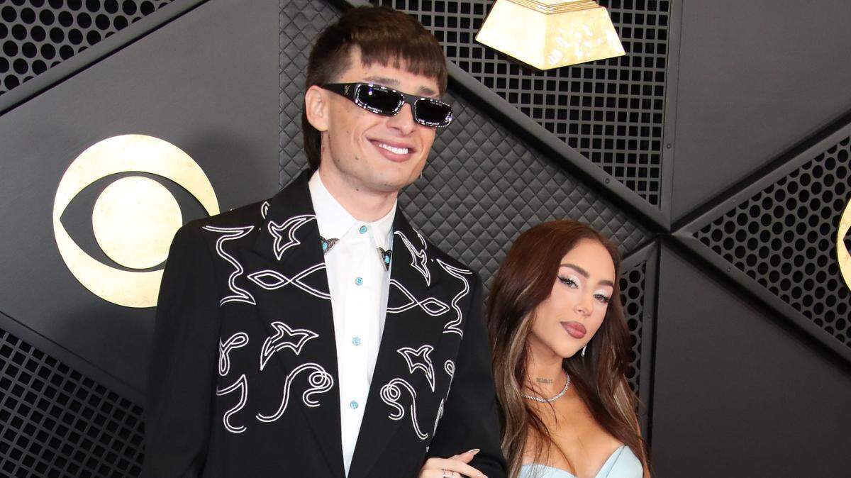 Peso Pluma y Nicki Nicole en la 66ª Entrega Anual de los Premios Grammy en Crypto.com Arena en Los Ángeles el domingo 4 de febrero de 2024.
