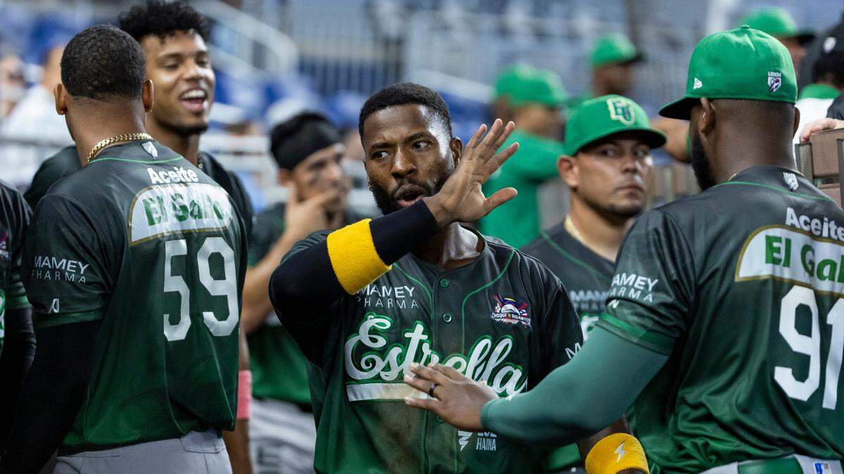 El jardinero de las Estrellas Orientales Julio Pablo Martínez (centro) celebra tras anotar una carrera ante los Cardenales de Lara, en el tercer inning del partido del torneo Choque de Gigantes, celebrado el 8 de noviembre de 2024 en el loanDepot park en Miami.