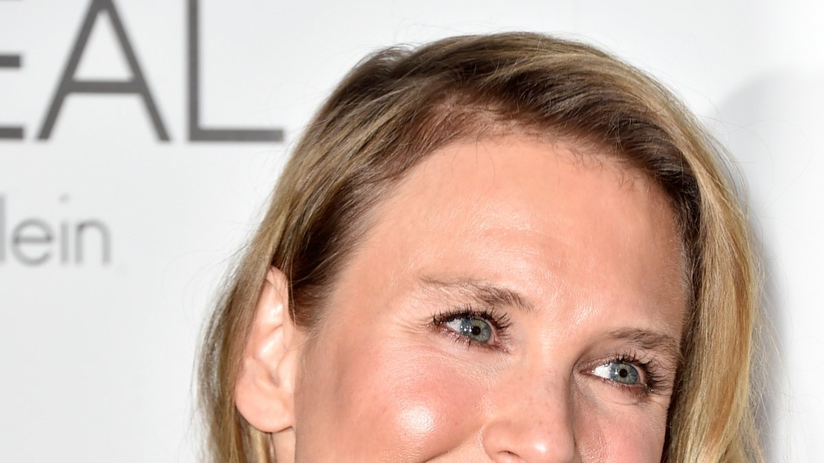 Renée Zellweger, la recordada actriz de la saga “Bridget Jones”, reapareció en una gala celebrada en Los Ángeles y causó cierto revuelo por el aspecto de su rostro, que ha provocado numerosos comentarios acerca de una posible cirugía estética.