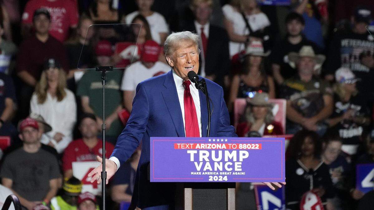 EL EXPRESIDENTE de Estados Unidos y candidato presidencial republicano Donald Trump habla en un mitín de campaña en Tempe, Arizona, el 24 de octubre de 2024.