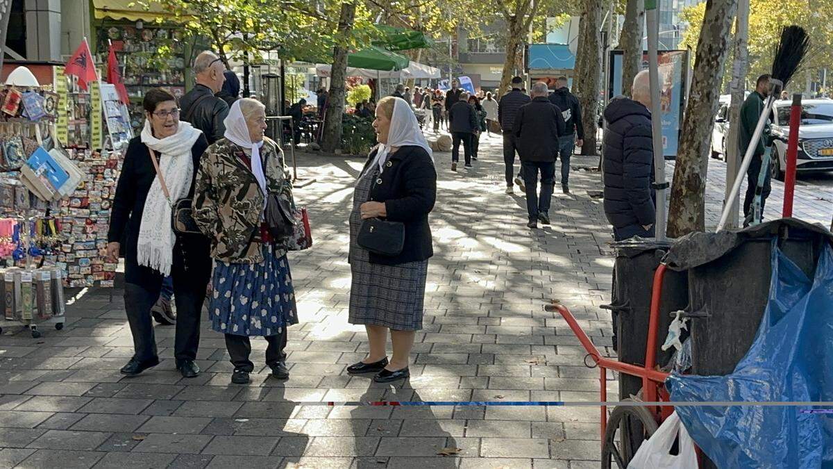 Señoras en un pasaje de Tirana.
