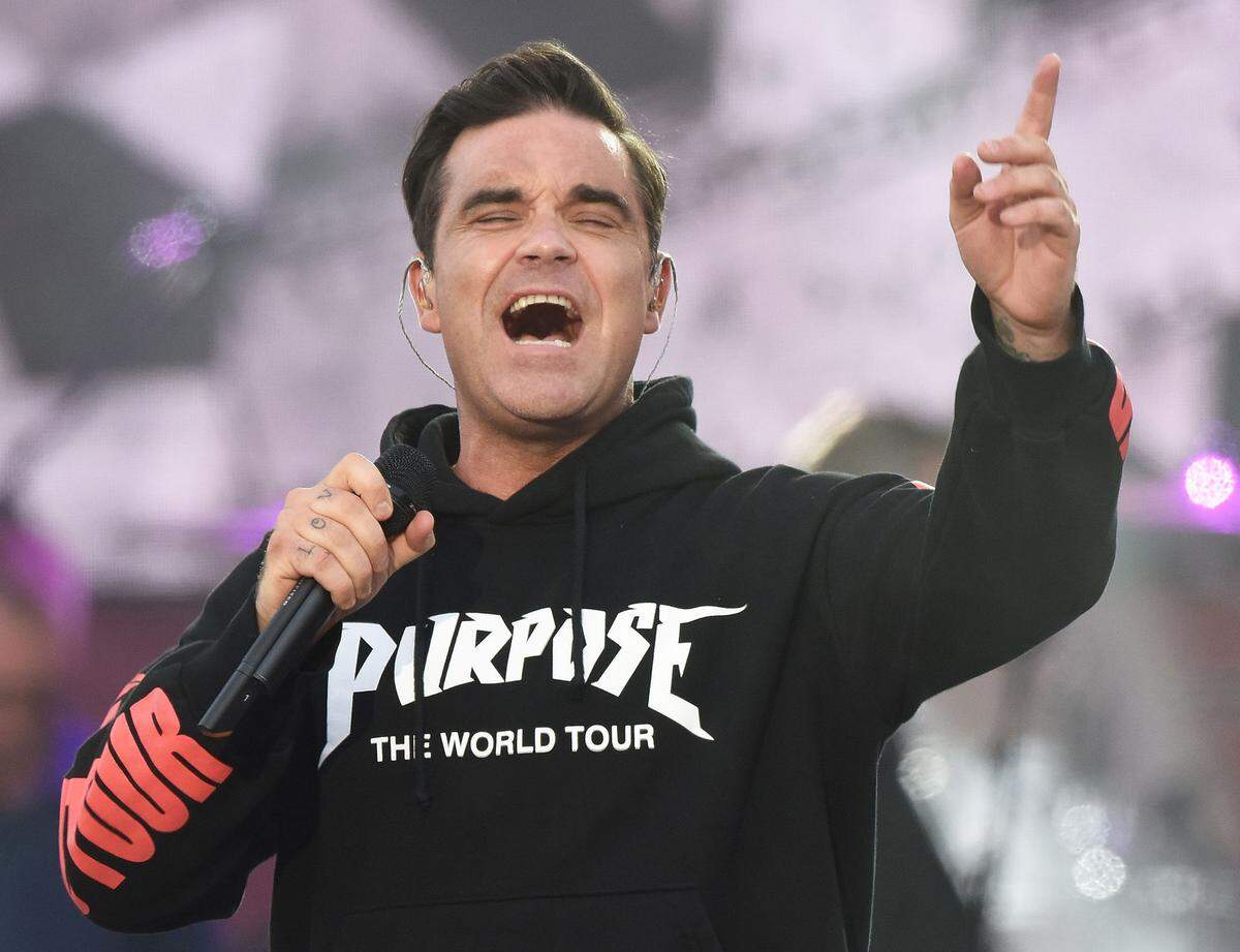 Robbie Williams  en un emotivo concierto en Manchester, el domingo 4 de junio de 2017, en homenaje a las víctimas de los recientes ataques terroristas en Reino Unido. 