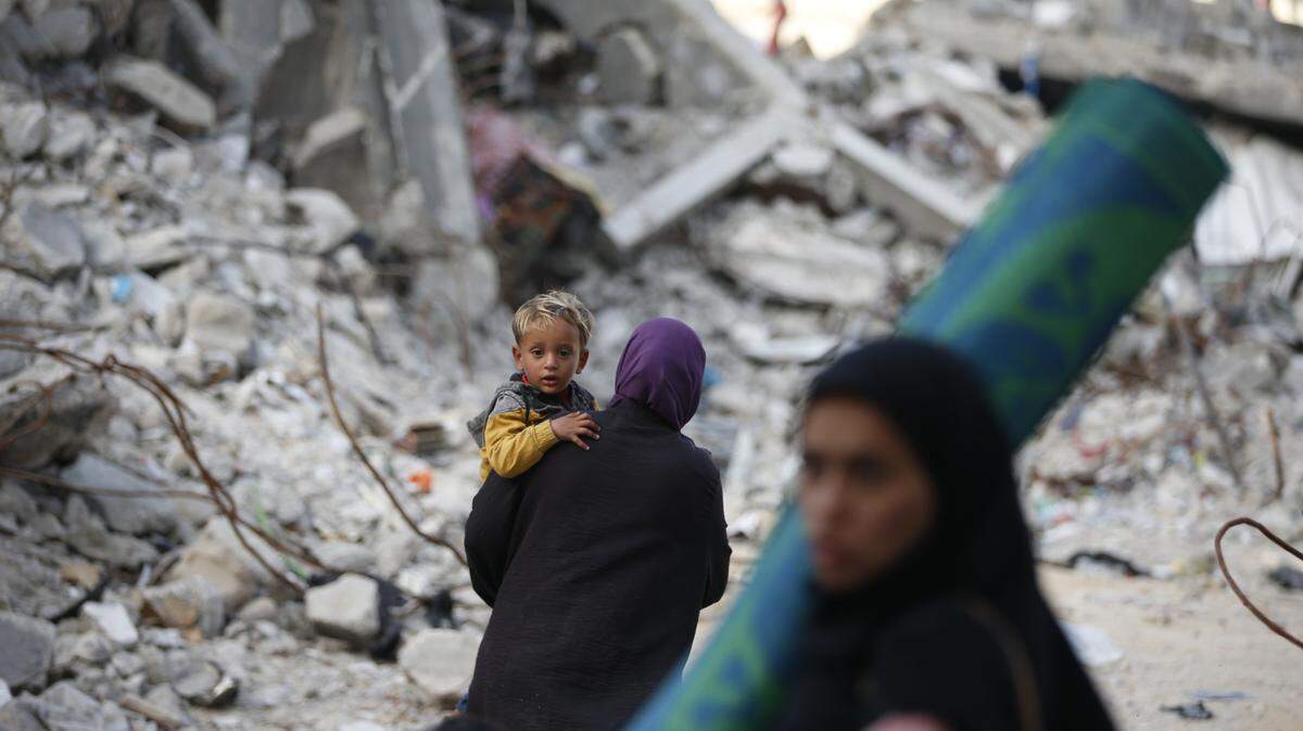  Palestinos caminan entre edificios destruidos en Jabalia, en el norte de la Franja de Gaza, el 17 de marzo de 2025. 