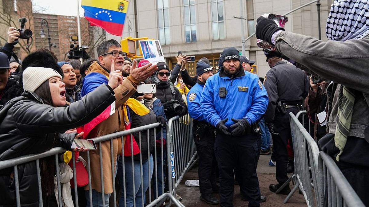 Police separate supporters and detractors of ousted Venezuelan president Nicolas Maduro outside the Daniel Patrick Moynihan United States Courthouse after Maduro attended his arraignment hearing on January 5, 2026 in New York. Deposed Venezuelan president Nicolas Maduro pleaded not guilty to charges of narco-terrorism in a New York court on Monday, two days after being snatched by US forces in a stunning raid on his home in Caracas. Maduro, 63, told a federal judge in Manhattan that he had been "kidnapped" from Venezuela and said "I'm innocent, I'm not guilty," US media reported. (Photo by Bryan R. SMITH / AFP via Getty Images)