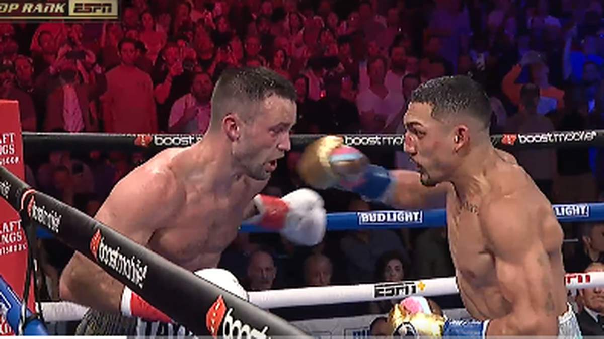  Teófimo López (der.) se apoderó del título en una segunda categoría el sábado, al vencer por decisión unánime a Josh Taylor, quien perdió su condición invicta.