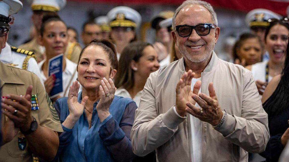Gloria y Emilio Estefan, invitados a la ceremonia por el secretario de la Marina de Guerra, Carlos del Toro, aplauden para celebrar a los nuevos ciudadanos estadounidenses. El 7 de mayo de 2024, el Servicio de Ciudadanía e Inmigración de Estados Unidos (USS) le dio la bienvenida a 60 nuevos ciudadanos durante una ceremonia especial de naturalización a bordo del USS Bataan.