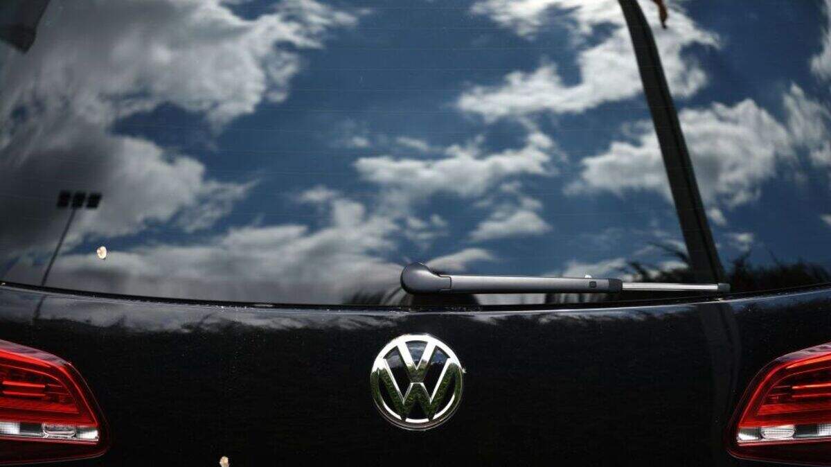 La empresa automotriz alemana Volkswagen estuvo involucrada en un escándalo de “greenwashing” que comenzó en 2015, cuando manipuló el rendimiento de sus autos de combustible diésel para aparentar que generaban menos contaminación. Foto de archivo del 2020 que muestra un auto usado a la venta en Dortmund, Alemania.