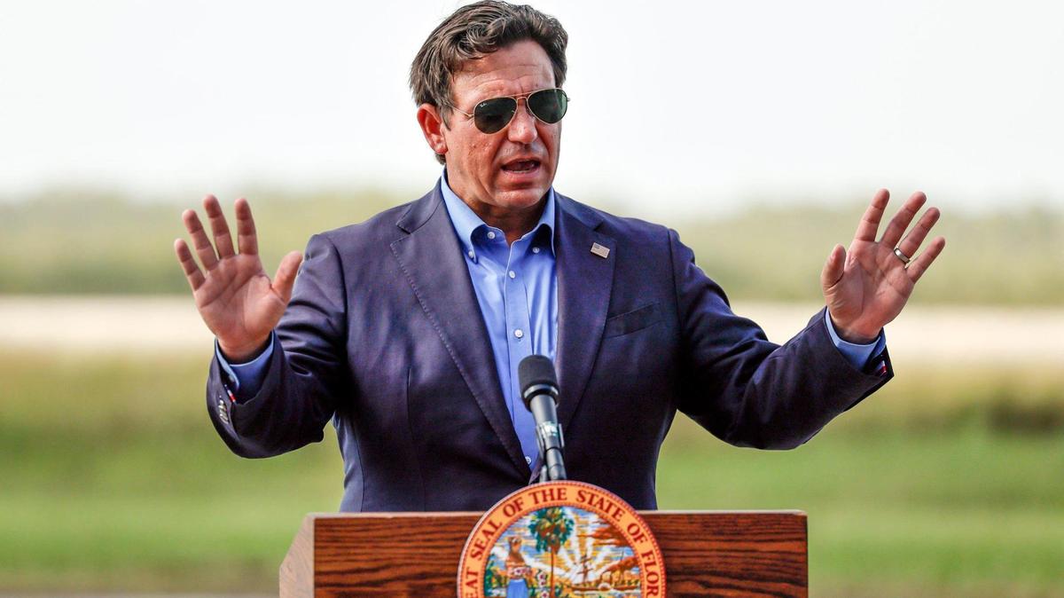 El gobernador Ron DeSantis habla con los periodistas durante una conferencia de prensa en la pista de aterrizaje de Alligator Alcatraz en Ochopee, Florida, el viernes 25 de julio de 2025.