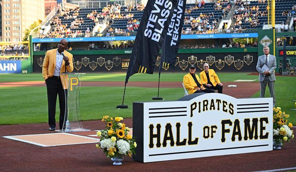 Barry Bonds habla durante su exaltación al Salón de la Fama de los Piratas, en una ceremonia efectuada el 24 de agosto de 2024 en el PNC Park en Pittsburgh, Pensilvania. 