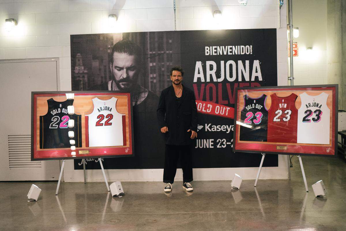 Ricardo Arjona se presentó en Kaseya de Miami con su gira BLANCO Y NEGRO: VOLVER.&nbsp;