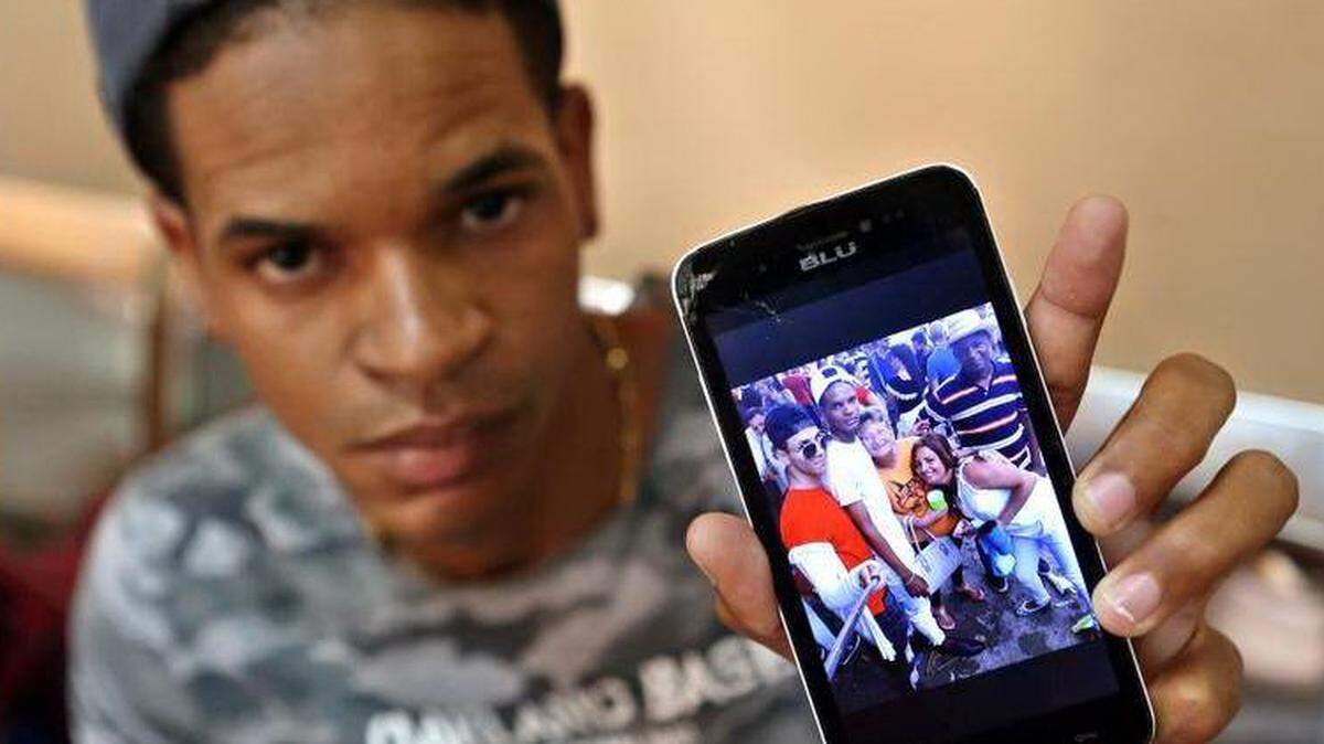 Julio Luis La O muestra una foto de su hermana, Emiley Sánchez, el  domingo 20 de mayo de 2018, en el hospital Calixto Carcía de La Habana (Cuba).