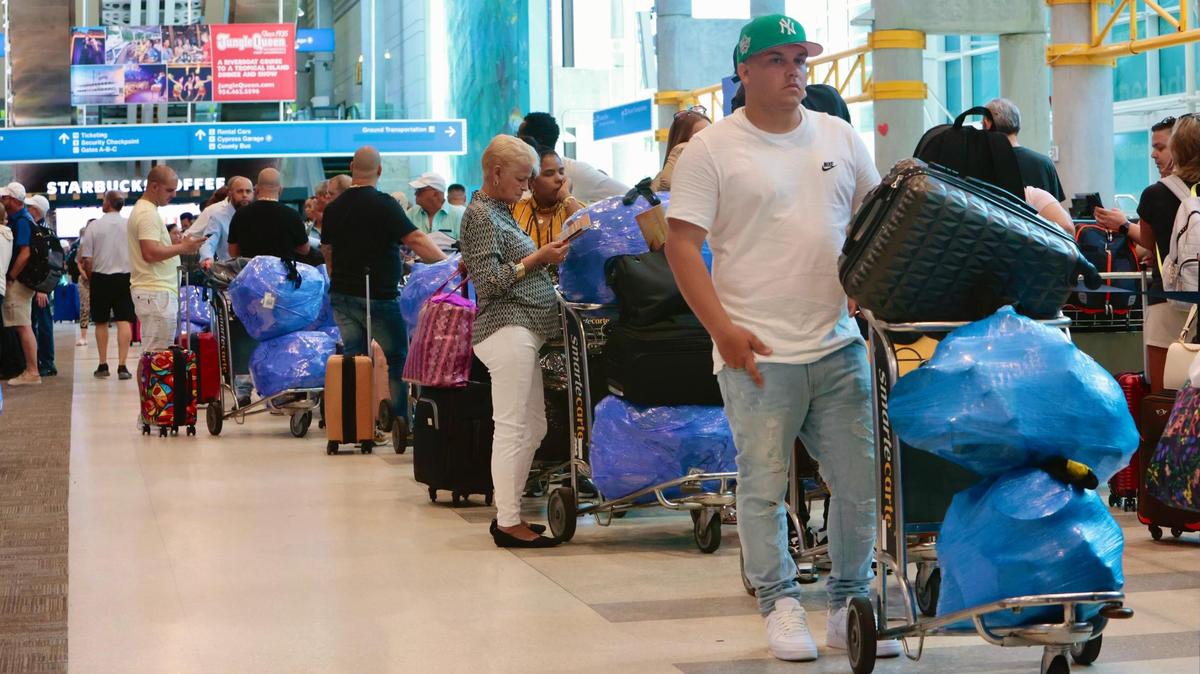 Los pasajeros hacen fila para obtener tarjetas de embarque para vuelos de SouthWest Airlines en el Aeropuerto Internacional de Fort Lauderdale-Hollywood el viernes 14 de abril de 2023.