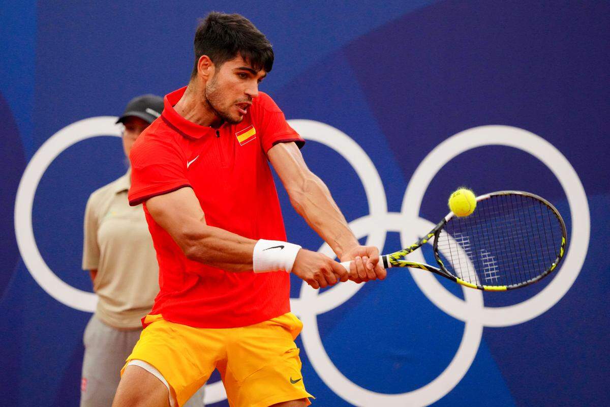 El español Carlos Alcaraz derrotó 6-4, 6-2 al ruso Roman Safiulli, en el partido celebrado el 31 de julio de 2024 en París.