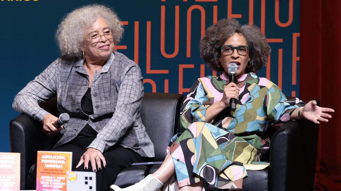 Entre consignas feministas Angela Davis dice en México que "la desesperanza no es opción"