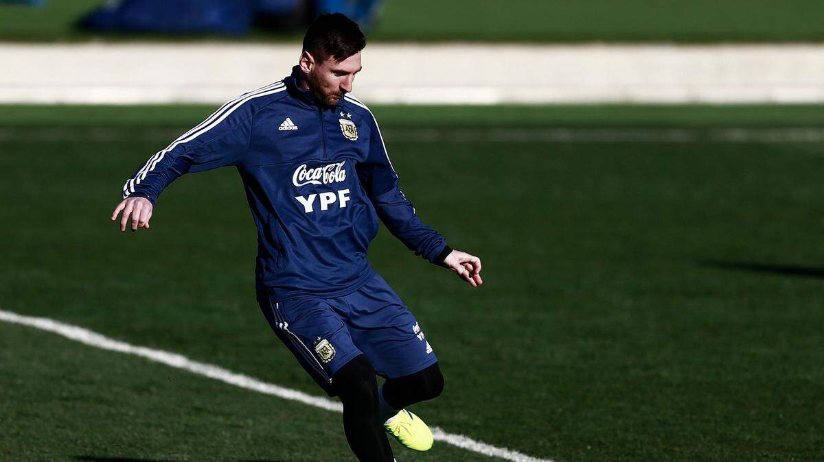 Lionel Messi controla la pelota en un entrenamiento con Argentina el 20 de marzo de 2019 en Madrid.
