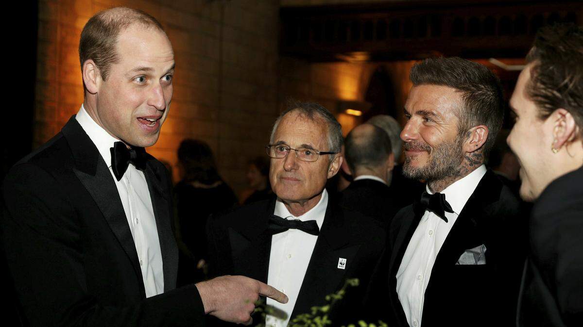 El príncipe William, a la izquierda, habla con David Beckham, segundo a la derecha, durante el estreno mundial de “Nuestro planeta” de Netflix en el Museo de Historia Natural de Londres, el jueves 4 de abril de 2019.