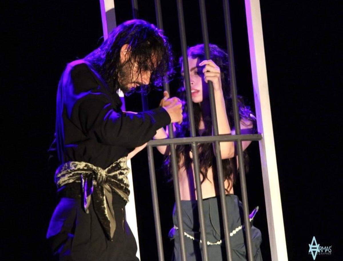Pedro Medrano (en el papel de Pepe El Romano) y Ariadna González (como Adela) en “La Casa de Bernarda Alba”, puesta en escena dirigida por Miguel Sahid, que presentó la Sociedad Actoral Hispanoamericana (SAH) del 28 al 30 de marzo en el Miami-Dade County Auditorium.