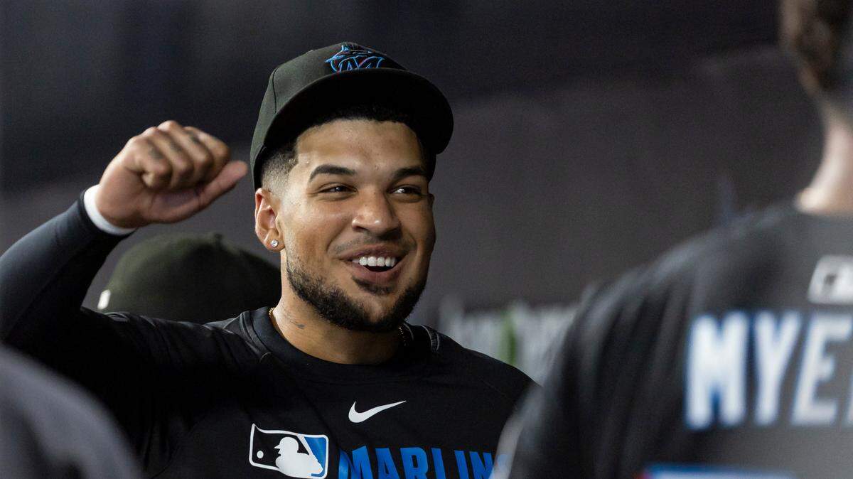 El jardinero de los Marlins Victor Mesa Jr. reacciona en el banquillo mientras su equipo juega contra los Gigantes de San Francisco, en la segunda entrada del partido celebrado el 30 de mayo de 2025 en el loanDepot park en Miami, Florida.