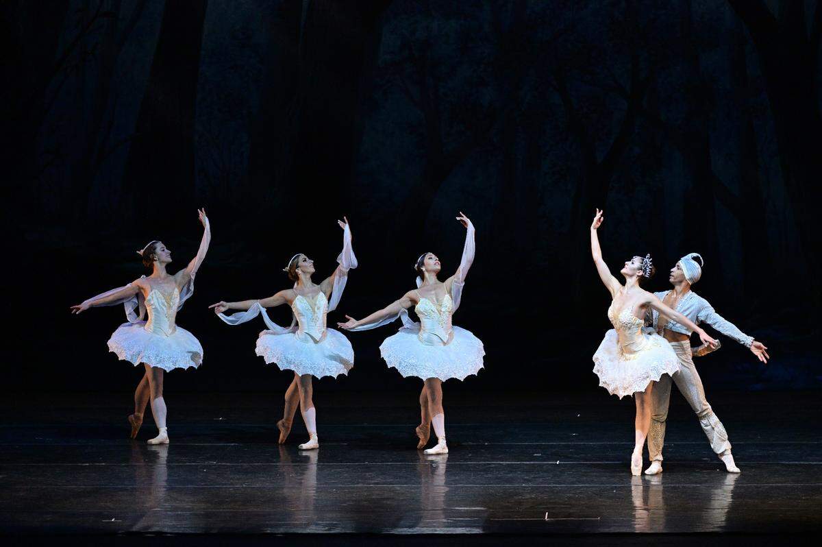 De izquierda a derecha: Natalie Álvarez, Eleni Gialas, Astrid Arbello, Rebecca Storianni y Ihosvany Rodríguez en “Les Sylphides” del Ballet Clásico Cubano de Miami.