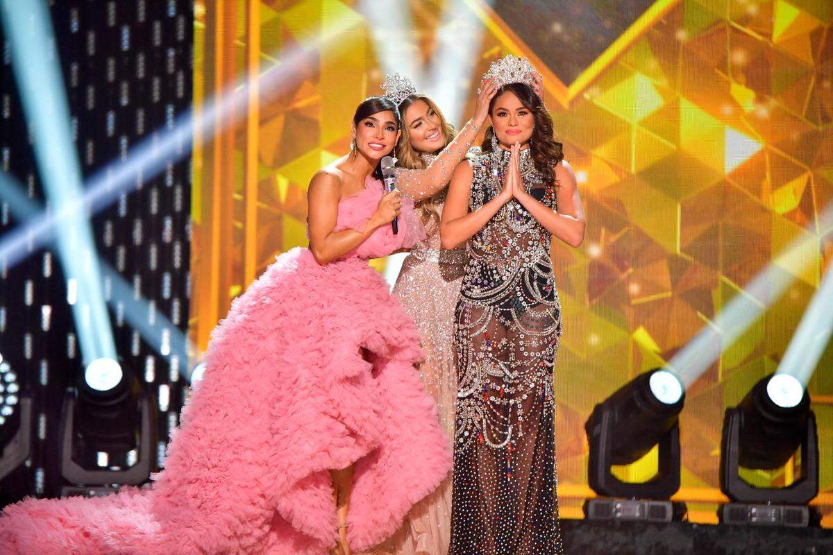 Sirey Morán recibe la corona de la manos de Migbelis Castellanos , Nuestra Belleza Latina 2018.