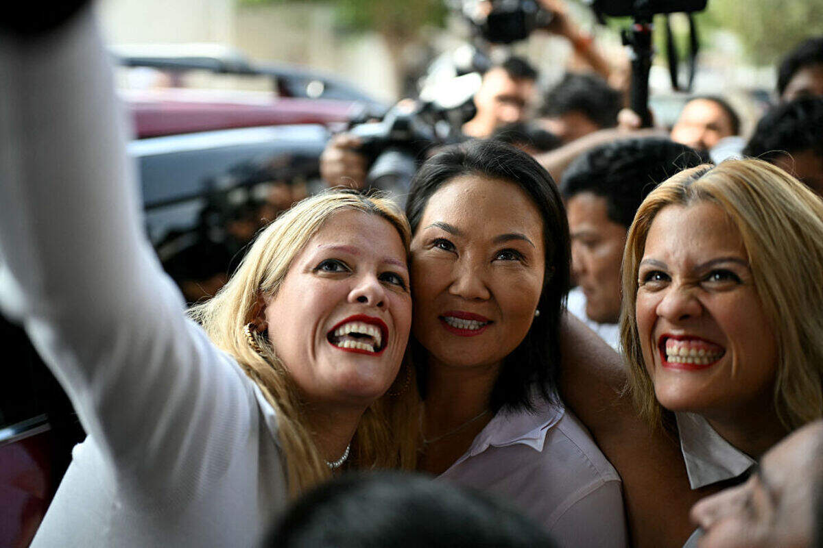 La candidata presidencial Keiko Fujimori (centro), del partido Fuerza Popular, posa para un selfie con dos seguidoras el jueves 11 de junio de 2026, en Lima, Perú.