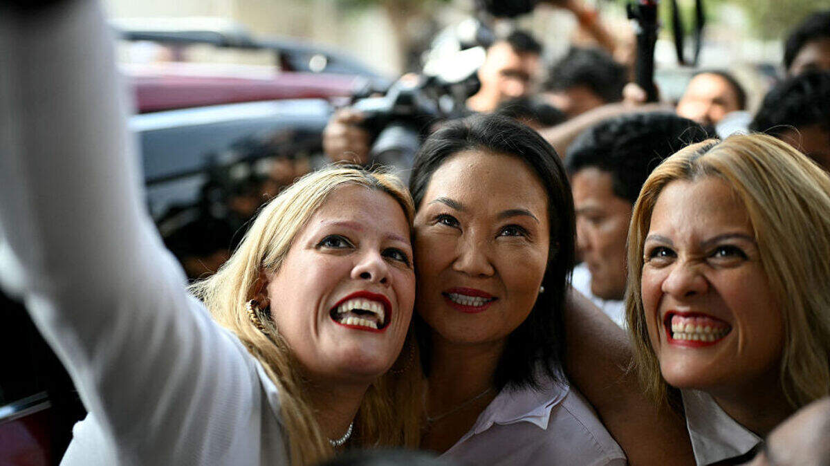 La candidata presidencial Keiko Fujimori (centro), candidata del partido Fuerza Popular, posa para un selfie con dos seguidoras, el jueves 11 de junio de 2026, en Lima, Perú.