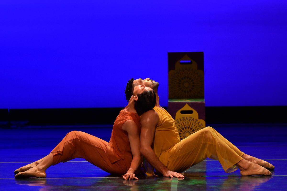 De izquierda a derecha, David Jewett y Anthony Velazquez de Dance NOW! Miami en “Clara” de Hannah Baumgarten y Diego Salterini.