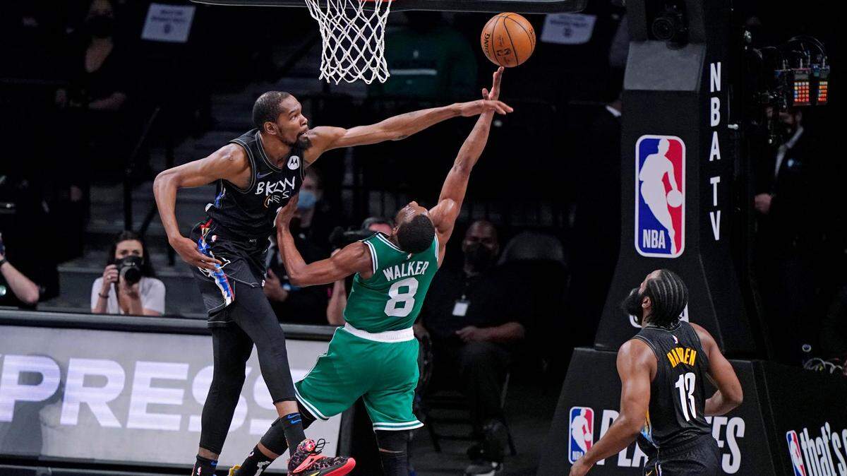El jugador de los Nets Kevin Durant bloquea un tiro de Kemba Walker, de los Celtics, en el partido celebrado el 25 de mayo de 2021 en Nueva York.