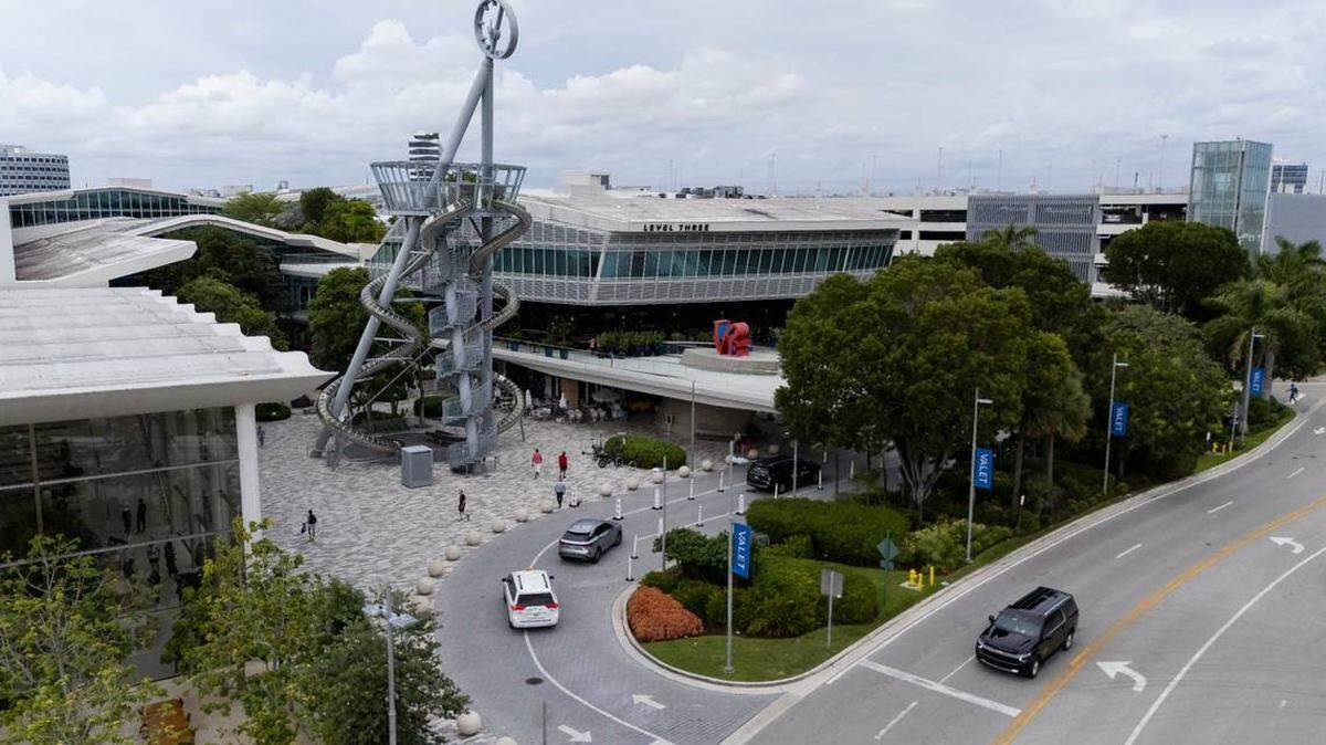 Vista aérea de Carsten Höller, una atracción de 93 pies de altura, de acero y cristal, que abrió sus puertas en el Aventura Mall, el miércoles 25 de septiembre de 2024. El sitio abrirá el lunes, 14 de octubre de 2024, feriado por el Día de la Hispanidad. 
