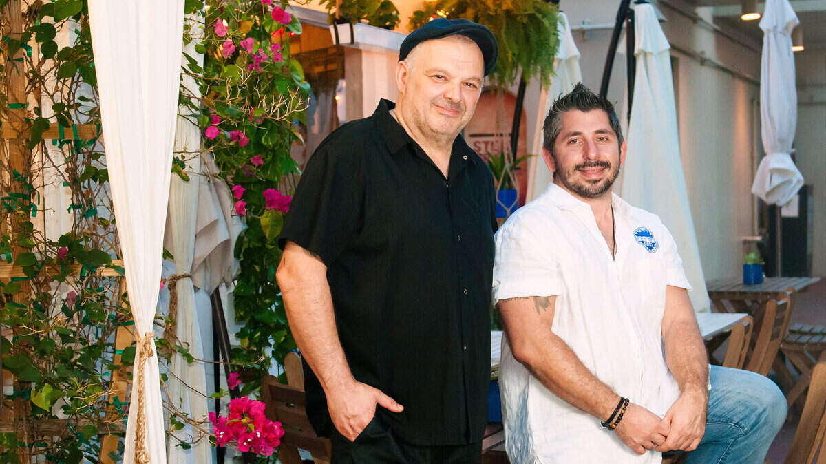 Los chefs Gianni Kotsos y Alex Karavias de Meraki in the Grove.