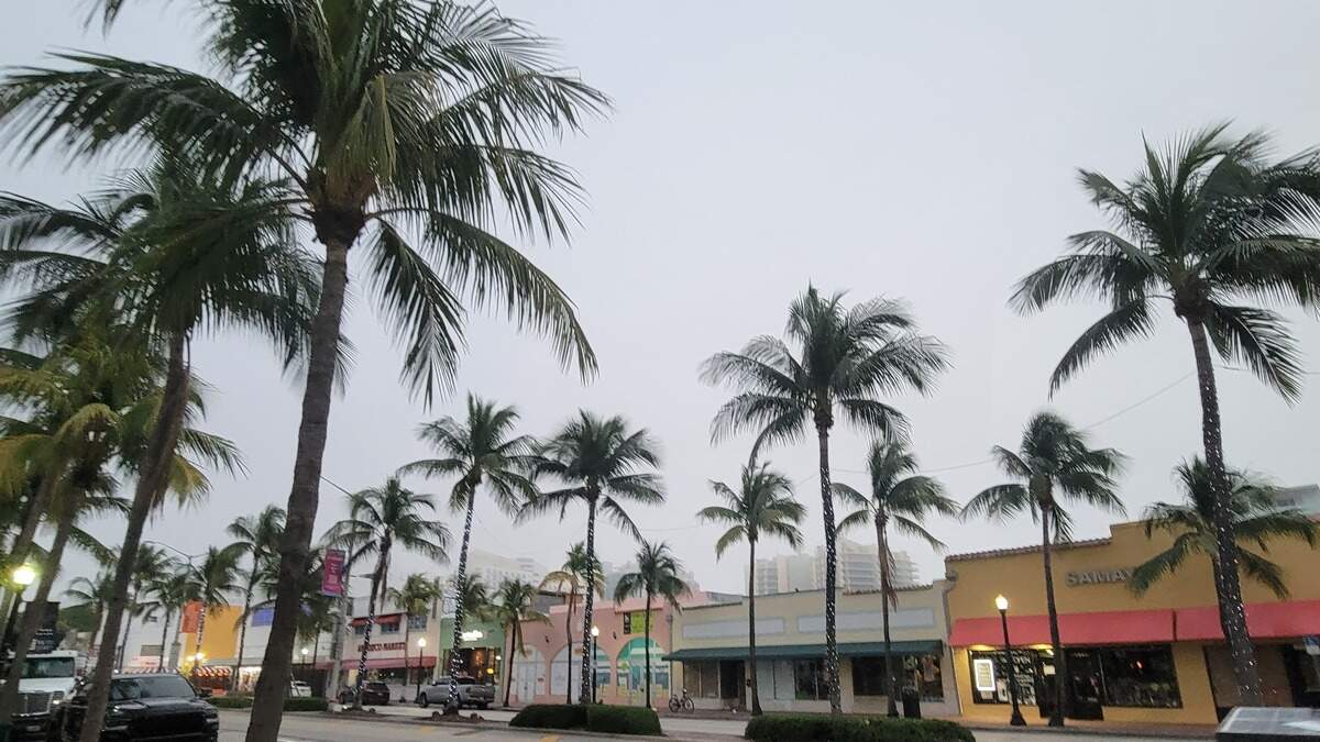 El lunes amaneció con una niebla espesa en Miami Beach. 