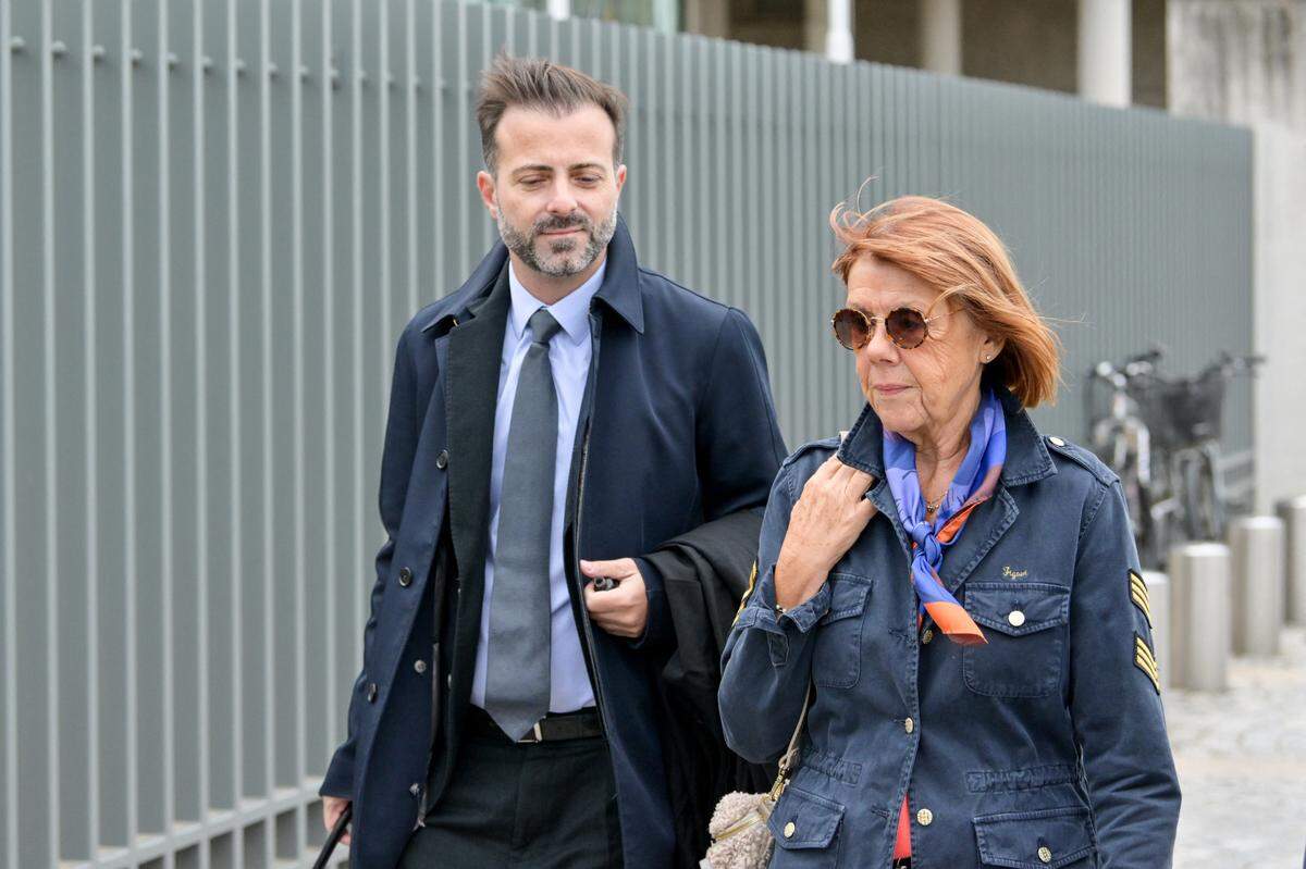 Gisele Pelicot y su abogado Antoine Camus en el juzgado de Aviñón durante el juicio de su expareja Dominique Pelicot, acusada de drogarla durante casi diez años e invitar a desconocidos a violarla en su casa de Mazan, una pequeña ciudad del sur de Francia, en Aviñón, Francia, el 16 de septiembre de 2024. 