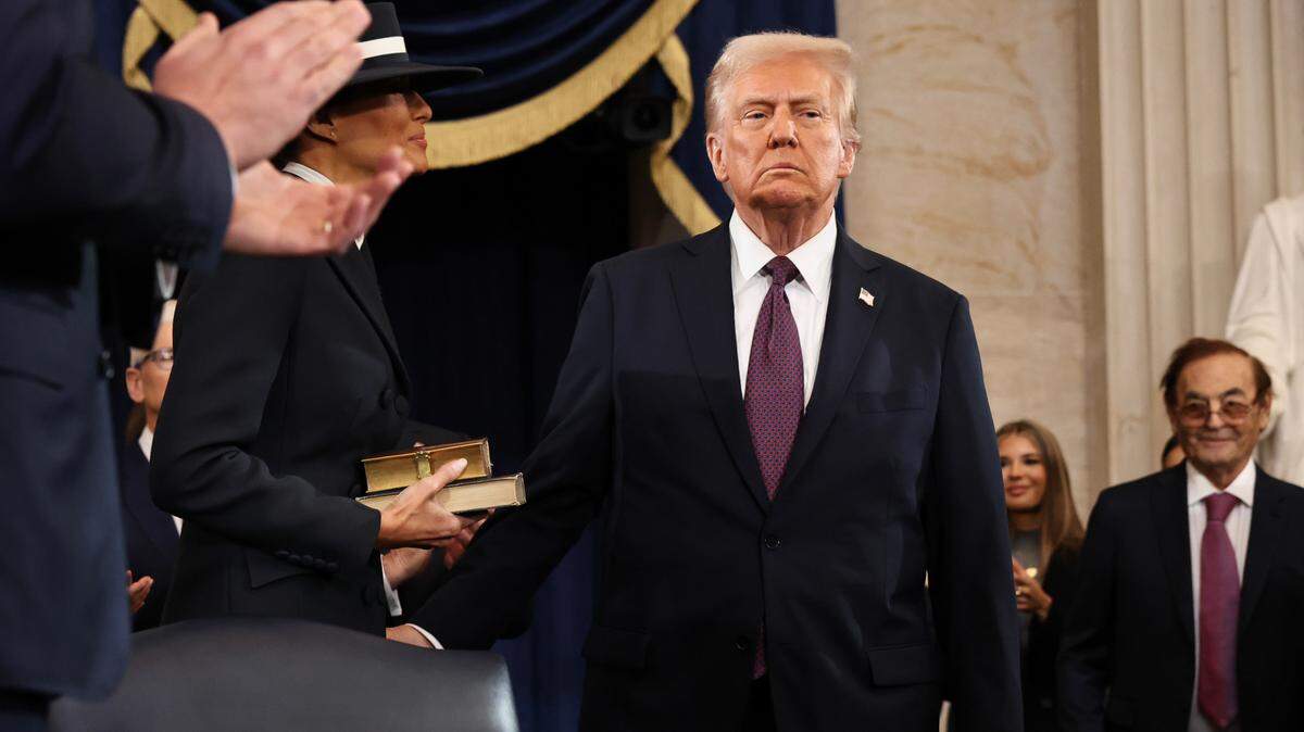El presidente electo de los Estados Unidos, Donald Trump, llega a las ceremonias de investidura en la Rotonda del Capitolio de los Estados Unidos el 20 de enero de 2025, en Washington, DC. Donald Trump asume el cargo para su segundo mandato como el 47° presidente de los Estados