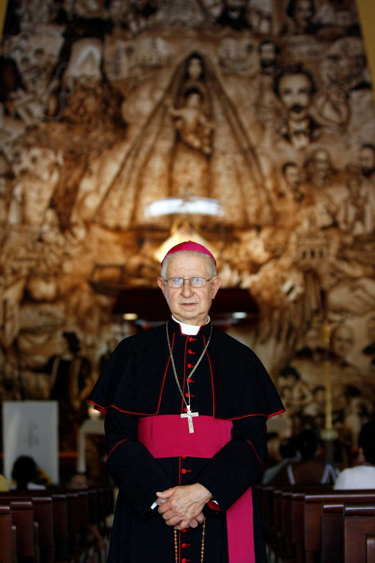 Monseñor Agustín Román a los pies de la imagen de la Patrona de Cuba en la Ermita, cuándo cumplió 50 años de sacerdocio en el 2009.
