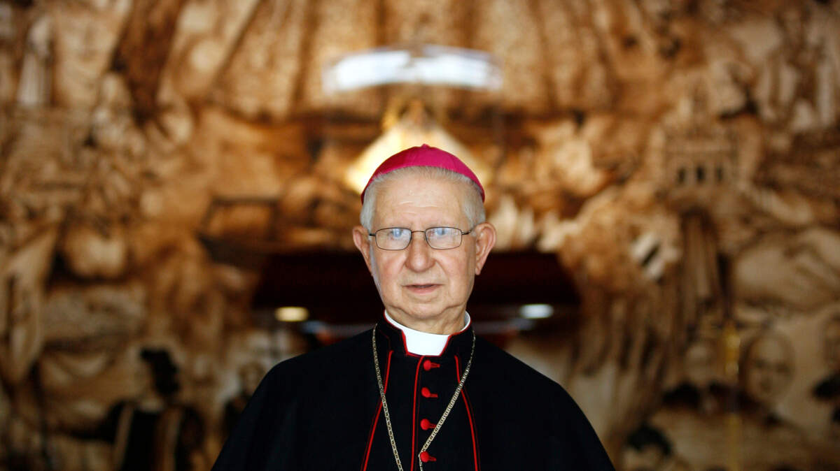Monseñor Agustín Román a los pies de la imagen de la Patrona de Cuba en la Ermita, cuándo cumplió 50 años de sacerdocio en el 2009.