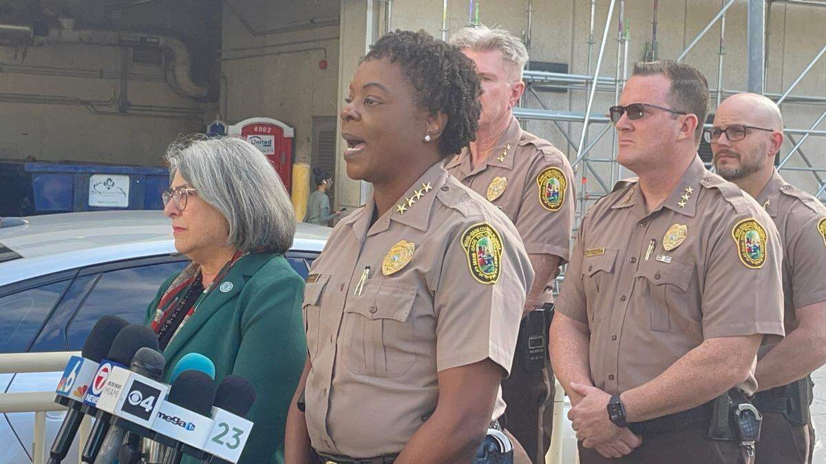 La directora de policía de Miami-Dade, Stephanie Daniels, con la alcaldesa del condado, Daniella Levine Cava, a su lado, habla con los periodistas afuera del Jackson Memorial Hospital el lunes 20 de noviembre de 2023 para discutir la condición de un oficial que recibió un disparo ese mismo día.